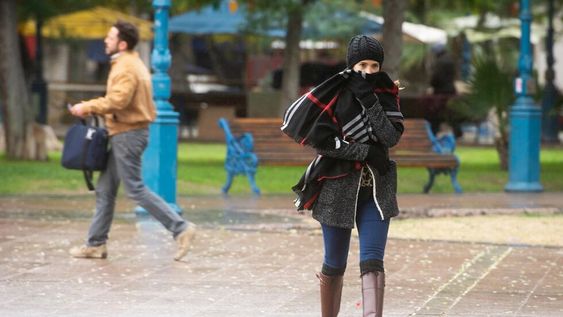 lunes gelido en mendoza y una semana de mananas heladas: advertencia por hielo sobre la calzada
