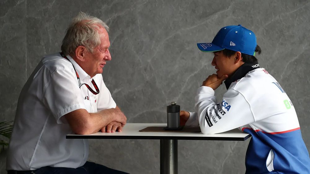 Yuki Tsunoda junto a Helmut Marko