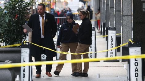 Los Andes | Policías de Nueva York investigan en la escena de un crimen en el que murió tiroteado Brian Thompson, director ejecutivo de la aseguradora de UnitedHealthcare, este 4 de diciembre de 2024, en Nueva York. EFE/Justin Lane