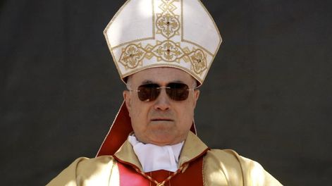El cardenal Bertone dice que fue desplazado del Vaticano culpa de cuervos y víboras”