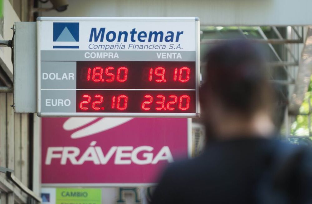 El dólar superó los 19 pesos y temen efecto inflacionario