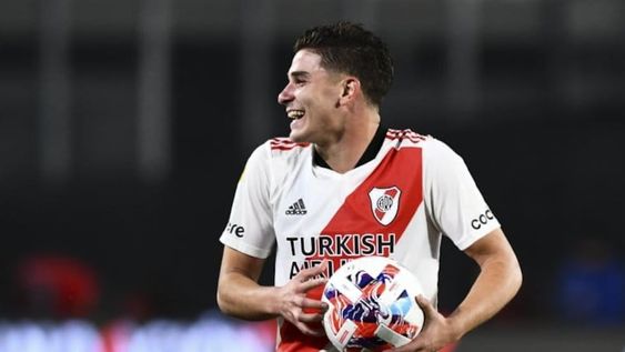 Julián Álvarez se llevó la pelota de recuerdo, tras su primer hattrick en Primera para darle la victoria a River sobre San Lorenzo y dejarlo más puntero que nunca.