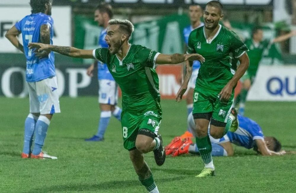 El polifuncional volante entrerriano, Renzo Tesuri, 23 años, se convirtió en el primer refuerzo del Tomba de Diego Martínez. / Gentileza.