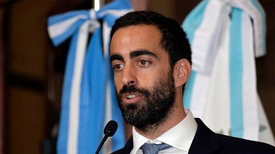 El ministro de Hacienda y Finanzas Víctor Fayad, firmó la resolución 148 publicada hoy en el Boletín Oficial. Foto Orlando Pelichotti