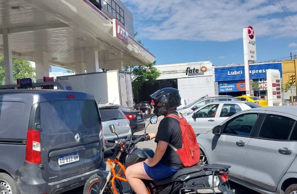 Largas colas en las estaciones de servicio de Córdoba por el faltante de naftas. (Pedro Castillo/La Voz)