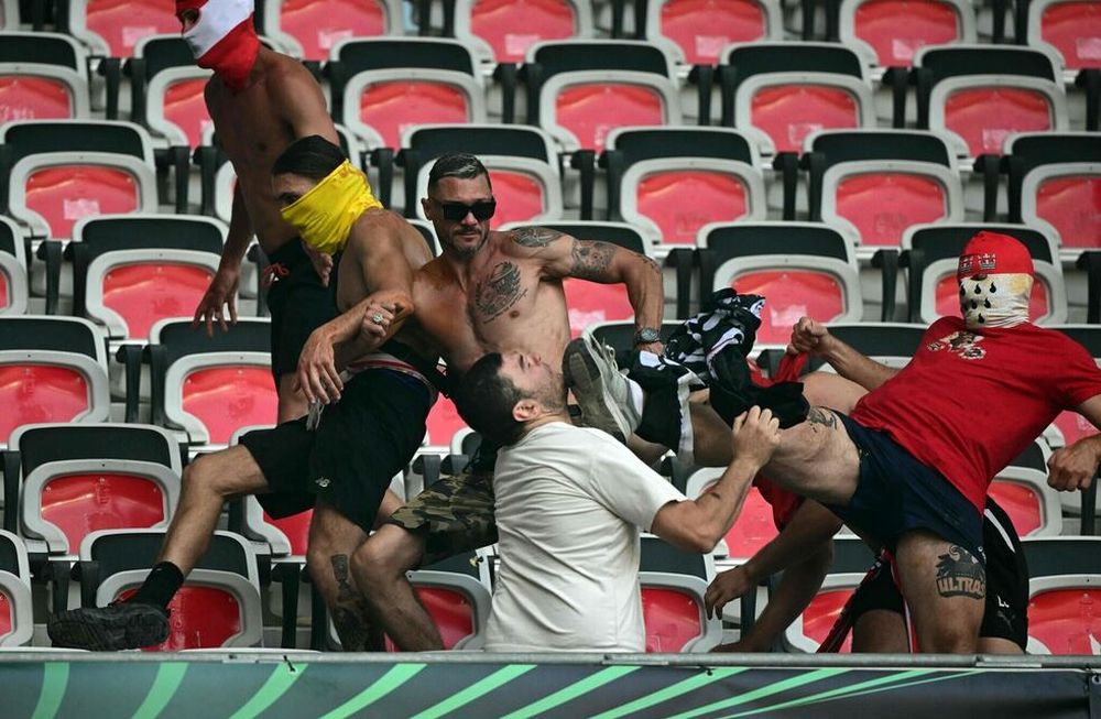 Graves incidentes entre ultras de Niza y Colonia. Tanto en las inmediaciones del estadio como en las tribunas, hinchas franceses y alemanes se cruzaron. / Gentileza.