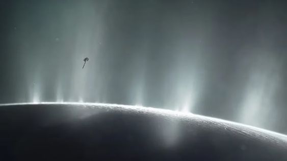 Impresión artística de la nave espacial Cassini volando a través de una columna de supuesta agua que brota de la superficie de Encelado, la luna de Saturno. Foto: NASA
