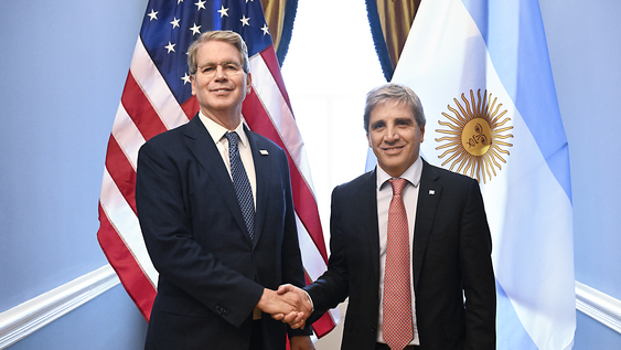 El secretario del Tesoro de los Estados Unidos, Scott Bessent y Luis Caputo, ministro de Economía argentino.