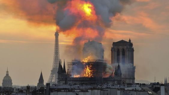 La imagen de hace dos años. Emmanuel Macron propone reabrir al público en 2024 la famosa Catedral de París, después del incendio que casi la destruye.