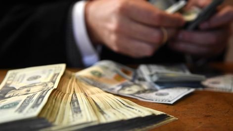 La cotización de la divisa en el mercado paralelo se ajustó menos que las opciones de la bolsa recuperaron su tendencia en alza.