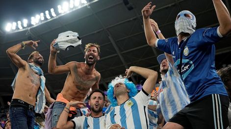 Hinchas de Argentina, a puro aliento en el partido ante Australia por el Mundial Qatar 2022.