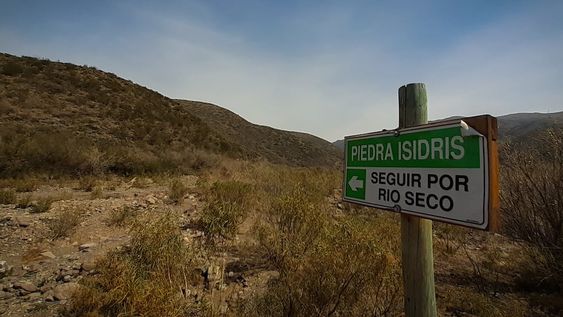 La misteriosa piedra de Isidris y su recorrido, se encuentra a 16 Km. al noroeste del Km. 0 de Mendoza sobre el río Casa De Piedra a 1.270 Mts. de altura en el Challao, Las Heras, cerca del cerro Arco, Es conocida como Isidris. Ciudad Dorada Intraterrena