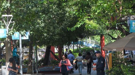 La Peatonal Sarmiento vive un día normal a pesar de la camina que tiene prevista hacer el presidente Milei en horas de la tarde.