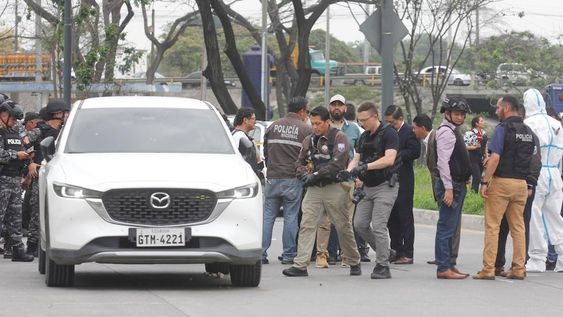 AME533. GUAYAQUIL (ECUADOR), 17/01/2024.- Policías investigan el vehículo con impactos de bala en el que se encontraba el fiscal César Suárez al ser asesinado, hoy en una zona al norte de Guayaquil (Ecuador). El fiscal ecuatoriano que investigaba el asalto de un grupo armado a un canal de televisión en Guayaquil fue asesinado este miércoles a tiros en medio del conflicto armado interno, decretado por el Gobierno de Ecuador para atajar la espiral de violencia desatada la semana pasada por grupos del crimen organizado. EFE/Jonathan Miranda