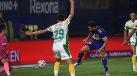 El gol de Carlitos Tévez para poner el 1-1 parcial entre Boca y Defensa y Justicia. / Gentileza.