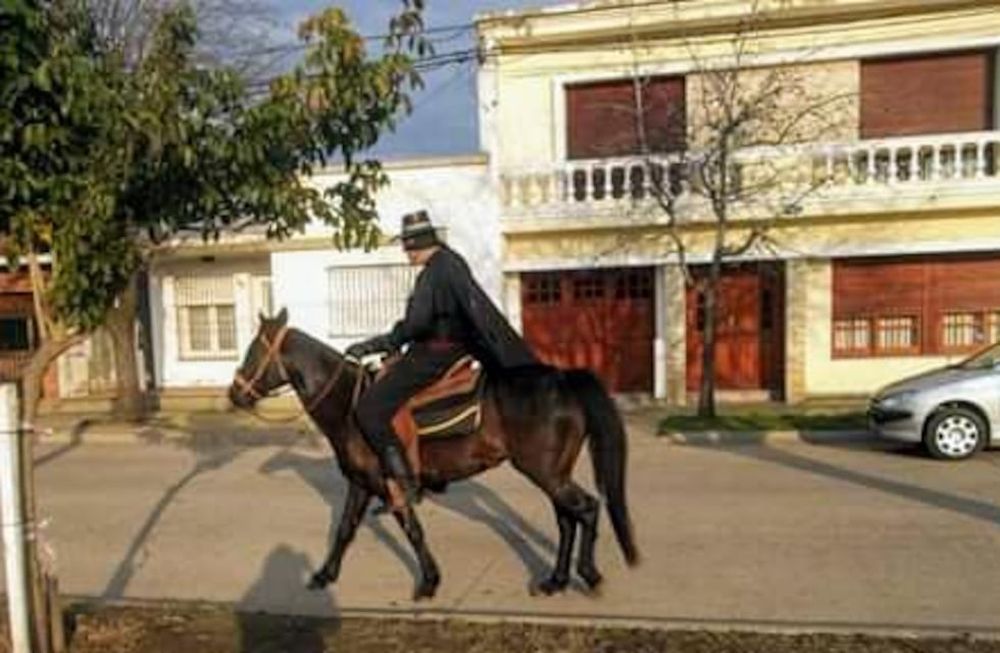 De negro, con antifaz y a caballo salió por las calles a pedir el regreso de El Zorro