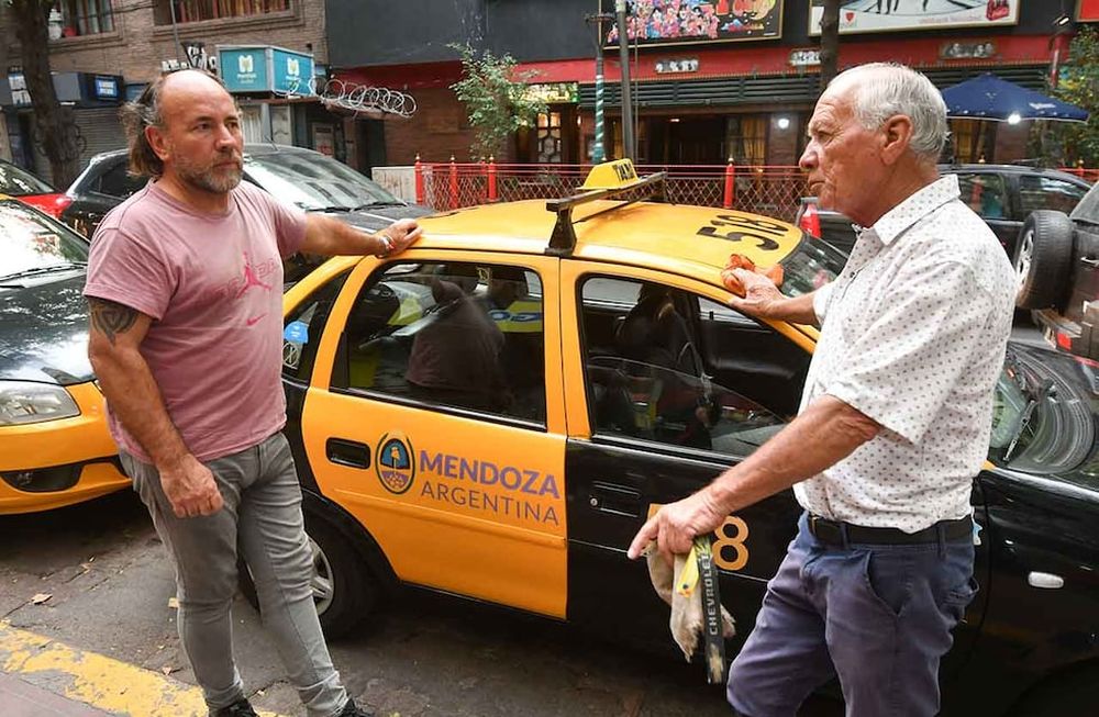 Sergio Fernández y Carlos Encina hablan sobre el drama de los taxistas, que día a día salen a la calle con el miedo a ser asaltados y golpeados. | Foto: José Gutiérrez / Los Andes