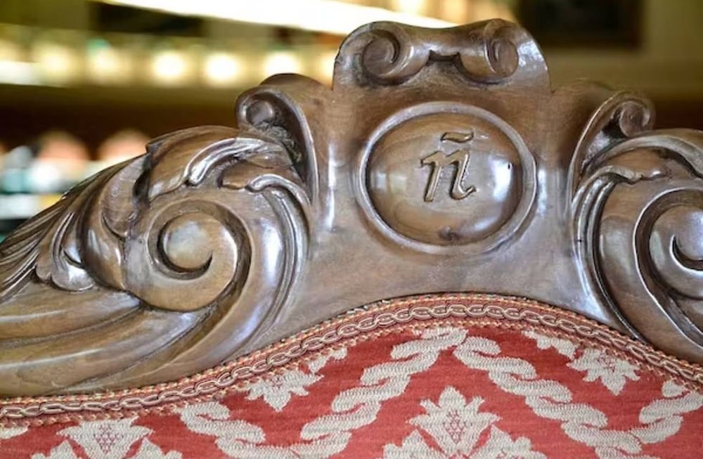 El sillón de la letra ‘ñ’ minúscula en la Real Academia Española. (Real Academia Española/Wikimedia Commons, CC BY-SA)