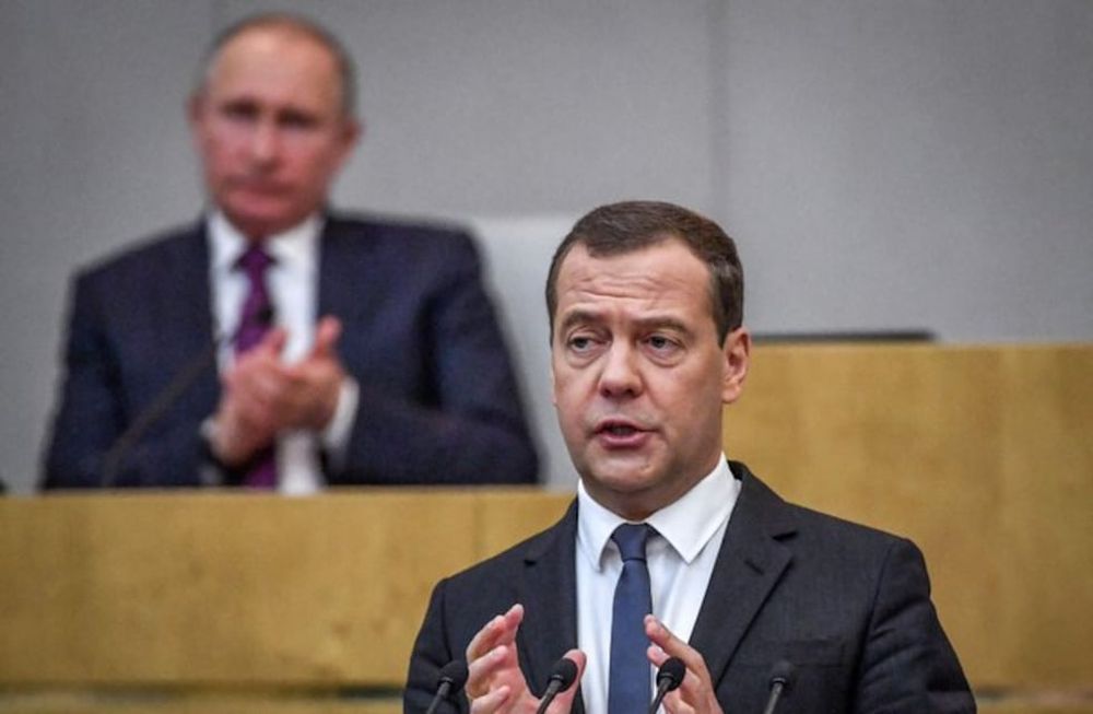 Dmitri Medvédev,  vicepresidente del Consejo de Seguridad de Rusia y expresidente. De fondo, el presidente ruso Vladimir Putin. Imagen de archivo.