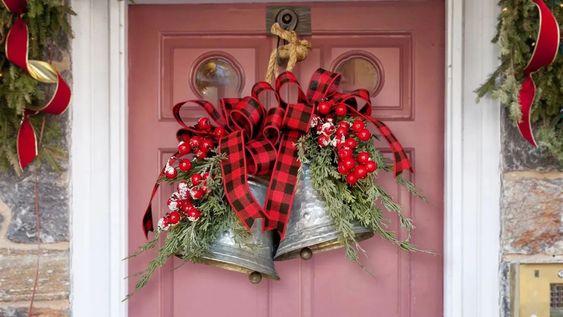 Estos elementos son un detalle simple que transforma la entrada en un espacio más equilibrado durante la Navidad.