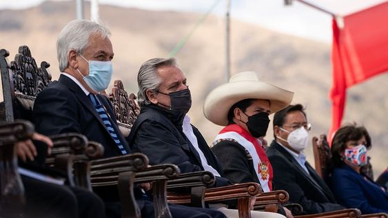 El presidente Alberto Fernández participó del acto de juramentación del presidente de Perú, José Pedro Castillo Terrones, en la Pampa de la Quinua, Ayacucho, lugar donde se conmemora el bicentenario  de la Independencia de ese país, junto a los mandatarios de Bolivia, Luis Arce y de Chile, Sebastián Piñera.El Jefe de Estado argentino asistió acompañado por la primera dama, Fabiola Yañez; la ministra de Mujeres, Géneros y Diversidad, Elizabeth Gómez Alcorta; los secretarios General de la Presidencia, Julio Vitobello, y de Comunicación y Prensa, Juan Pablo Biondi; y el diputado nacional, Eduardo Valdés, titular de la Comisión de Relaciones Exteriores de la cámara baja.