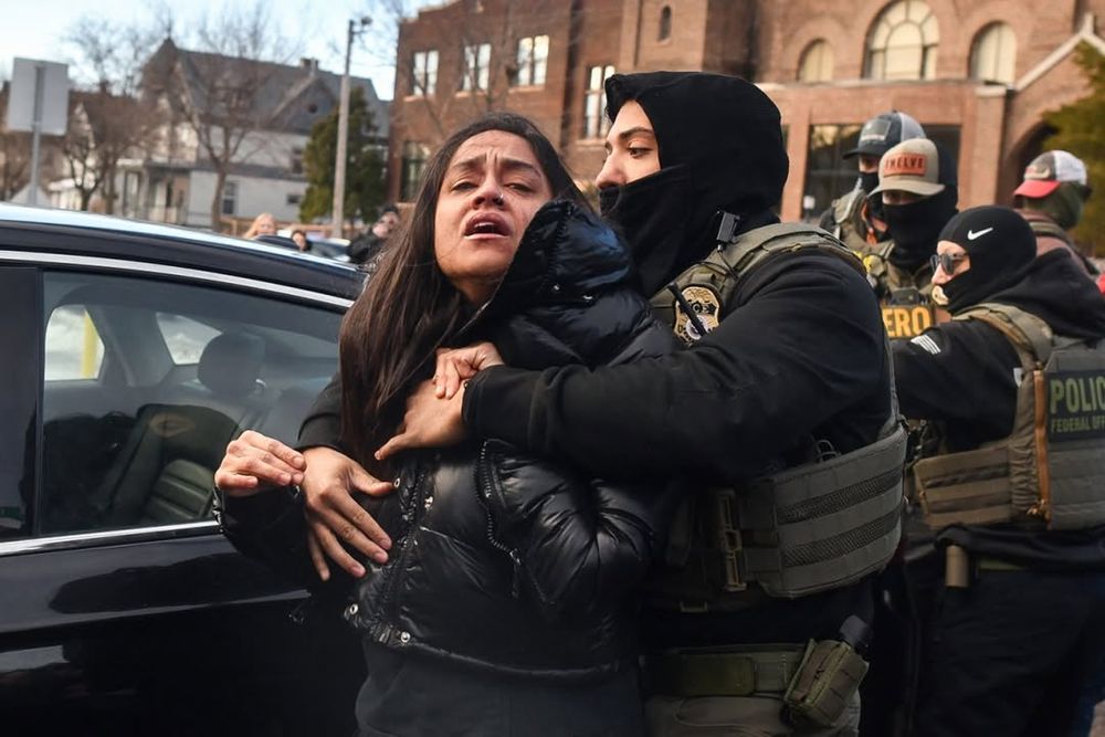 Una ciudadana con discapacidad fue brutalmente arrestada por agentes migratorios en EEUU