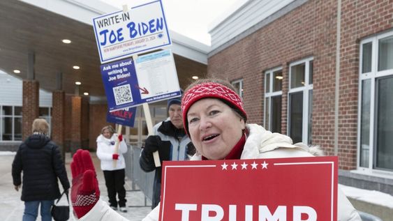 New Hampshire. Simpatizantes de Donald Trump y Joe Biden en las afueras del recinto donde los candidatos hablaron al finalizar el recuento de los votos.