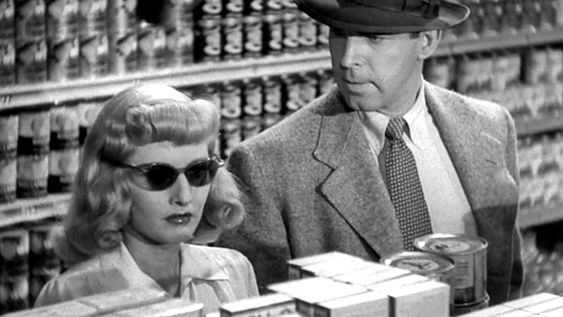 Phyllis Dietrichson (Barbara Stanwyck) y Walter Neff (Fred MacMurray) planean el asesinato para cobrar un seguro de accidente en Pacto de sangre (Double Indemnity, 1944)