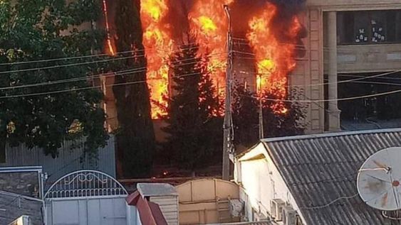 Terroristas islamistas prendieron fuego una sinagoga en la ciudad de Derbent, asesinaron a un policía y atacaron, simultáneamente, una iglesia ortodoxa donde el sacerdote, de 66 años, junto a varios policías, resultaron también muertos.