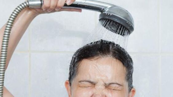 El agua caliente en invierno es un factor determinante para el cuidado de tu piel en la ducha.