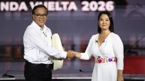 Fotografía del 31 de mayo de 2026 de la candidata a la Presidencia de Perú por el partido Fuerza Popular, Keiko Fujimori (d) y el candidato por el partido Juntos por el Perú, Roberto Sánchez, posando durante un debate presidencial en Lima (Perú). Las elecciones presidenciales de Perú se deciden este domingo con la segunda vuelta que disputan Fujimori y Sánchez, una contienda cuyo ganador se convertirá en el noveno presidente del país en diez años, al alcanzarse una década plagada de inestabilidad política.