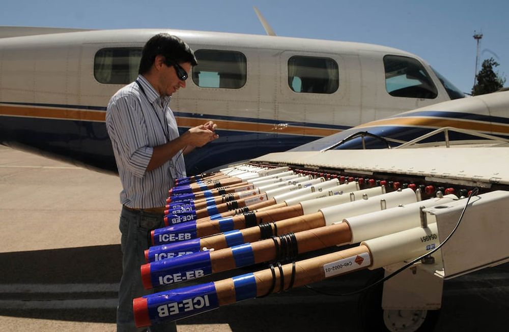 LUCHA ANTIGRANIZO. Archivo / Los AndesPERSONAL DEL PROGRAM DE LUCHA ANTIGRANIZO MUESTRA LAS BENGALAS Y CARTUCHOS QUE SE UTILIZAN EN LOS AVIONES PARA COMBATIR LAS TORMENTAS.FOTO:WALTER MORENO/LOS ANDES