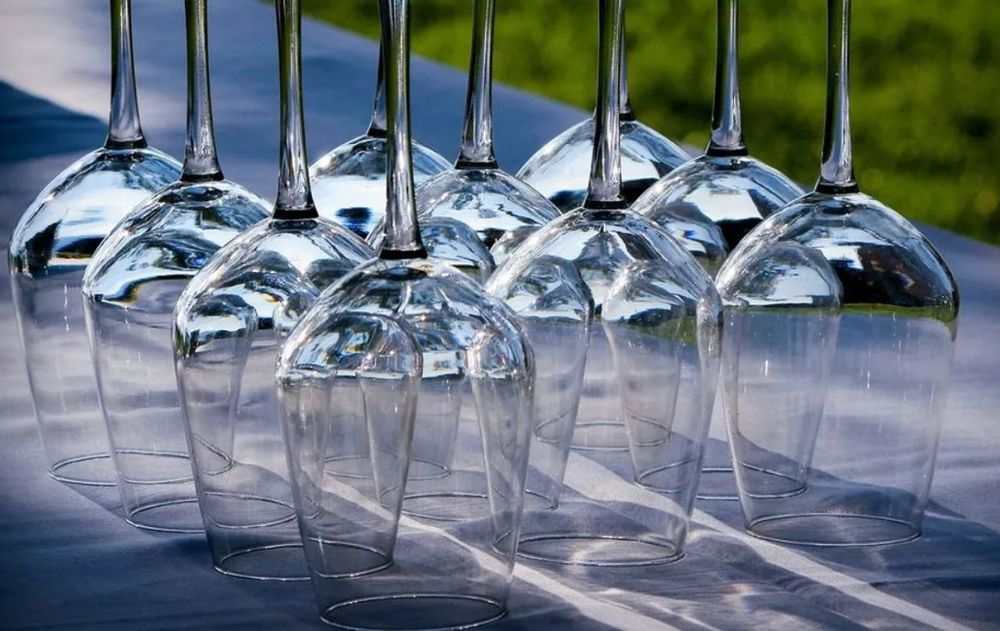 Para dejar la cristalería de casa como nueva es ideal copiarle el método a los restaurantes. No se necesita máquinas y se hace en segundos.