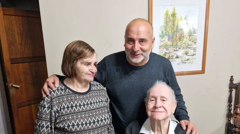 Al cumplir ´90. El meteorólogo Fernando Jara junto a Luis Nilo Gonzalez y su esposa durante el cumpleaños de El señor del Tiempo.