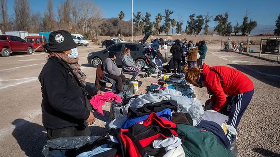 Juana vende ropa en la feria persa Feria a Cielo Abierto en el Borbollon y muchas veces cambia ropa por frutas y verduras / Foto: Ignacio Blanco