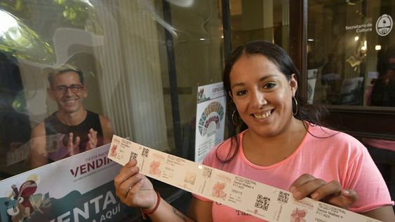 Gimena Dhuil fue la primera persona en comprar entrada remanente para la Vendimia. Llegó al teatro Independencia a las 23 del martes. (Orlando Pelichotti / Los Andes)