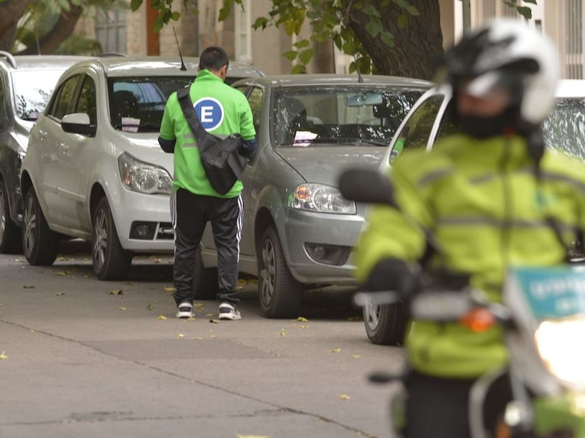 Cuidacoches: la idea es ordenar el microcentro - Por Adrián Alín