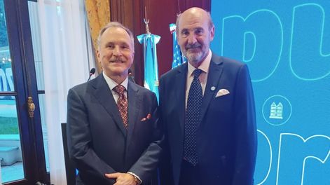 El embajador de Estados Unidos en Argentina, Peter Lamelas, junto al ministro de Producción de Mendoza, Rodolfo Vargas Arizu, durante el cocktail de fin de año de la Cámara de Comercio de los Estados Unidos en el país.
