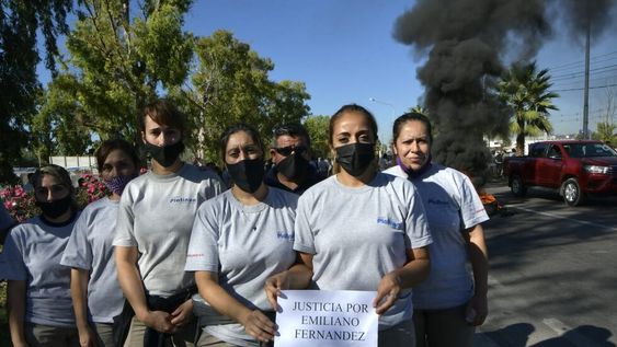 Compañeros de trabajo del ciclista asesinado cortaron el Acceso Norte, a la altura de Pascual Segura, de Las Heras. Foto: Orlando Pelichotti