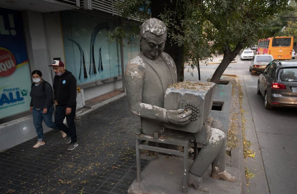 Hace años la asociación Amigos del Tango destacó la actividad tanguera y colocó con vecinos y municipio una escultura de Aníbal Troilo en la esquina de Beltrán y Montecaseros. Foto: Ignacio Blanco / Los Andes