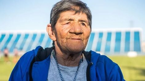 Los Andes | El hincha de Godoy Cruz más famoso, Julio Roque Pérez (El Loco Julio) tiene su propia edición de una cerveza, además de otros 26 mendocinos distinguidos. Foto: Archivo Los Andes.