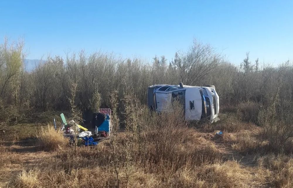 Una familia mendocina volcó con su camioneta en Bermejo cuando viajaba rumbo a La Rioja
