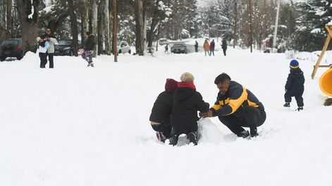 Los Andes | Agosto 2023. Nevada en El Salto, en Potrerillos donde se produjo una importante acumulación de nieve. Los visitantes  disfrutan del blanco paisaje cordillerano.