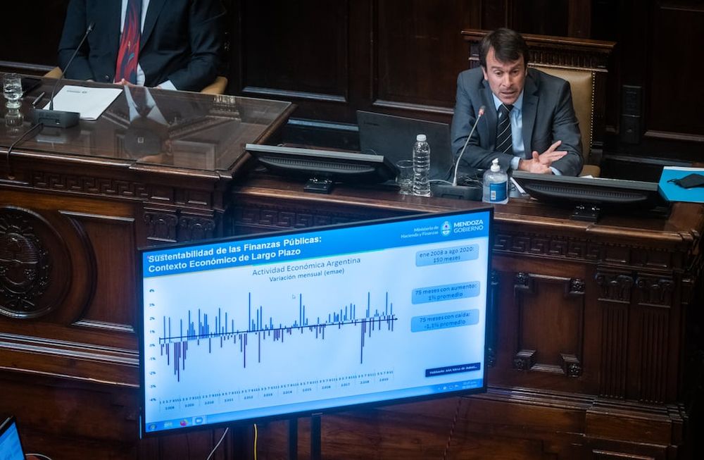 Lisandro Nieri, presentó los proyectos de ley de Avalúo e Impositiva. La gran novedad para el año que viene, es la reducción del 50% en la alícuota de Ingresos Brutos de 50 actividades, que incluirán a 9.777 contribuyentes. Foto: Ignacio Blanco / Los Andes