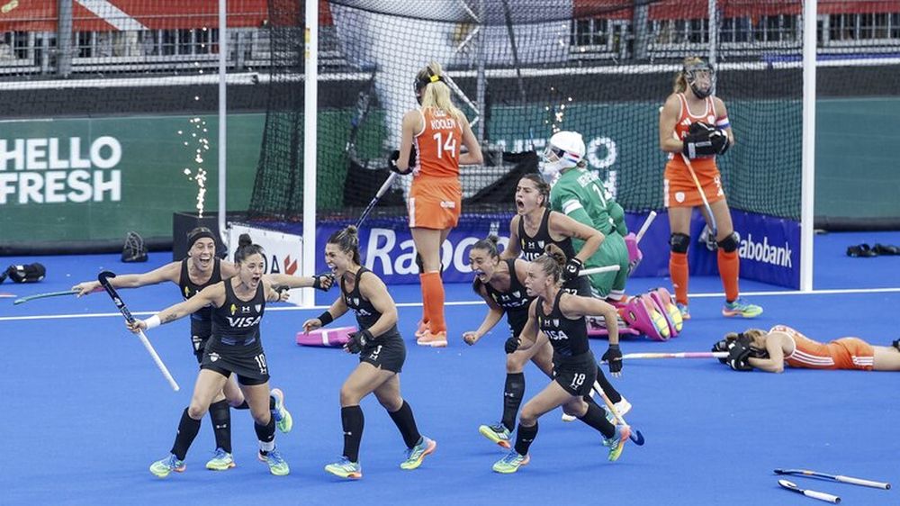Las Leonas celebran la conquista del Mundial de hockey sobre césped tras vencer a Países Bajos en la final disputada en Amstelveen.