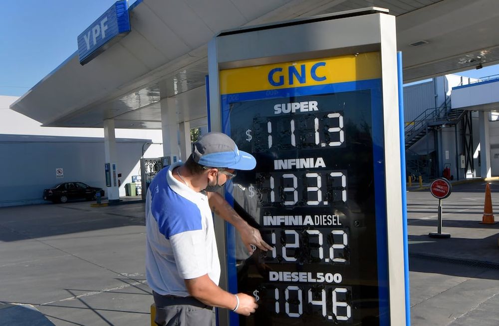 El consumo de naftas súper y premium se mueve por efecto de los precios. La relación actual es 66% contra 34%. Foto: Orlando Pelichotti/ Los Andes