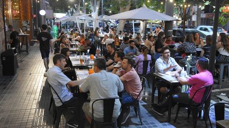 Los Andes | Con la flexibilidad, familiares y amigos encontraron en los locales gatronómicos una zona para la reunión.
