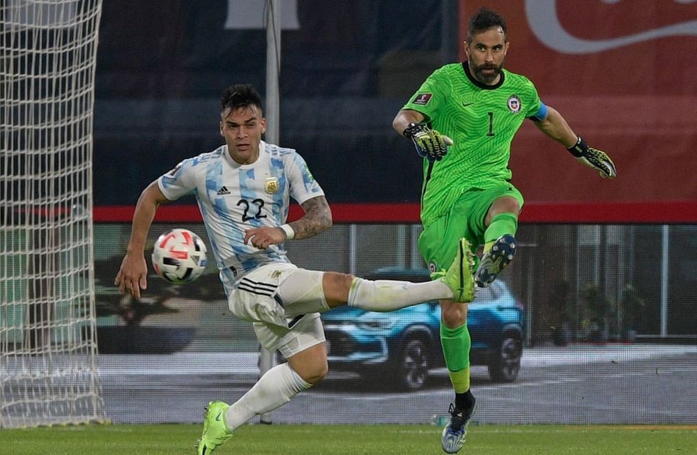 Lautaro Martínez tuvo dos chances muy claras ante Chile, pero las tiró afuera. / AFP