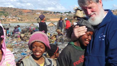 El cura argentino que lucha contra la pobreza en África