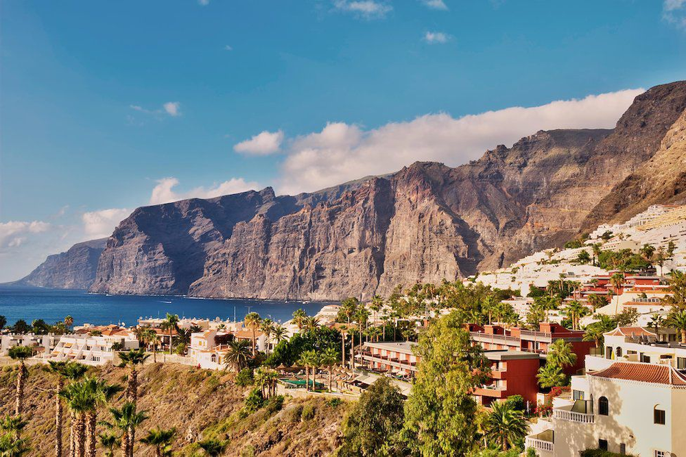 Investigan la muerte de una joven argentina y un italiano en un complejo turístico en Tenerife.